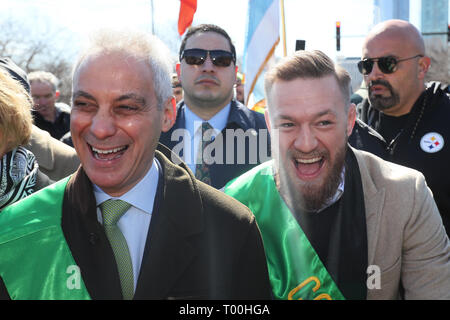 Irische Mixed Martial Artist Conor McGrego (rechts) verbindet Bürgermeister von Chicargo Rahm Emanuel während des St. Patrick's Day Parade in Chicago. Stockfoto