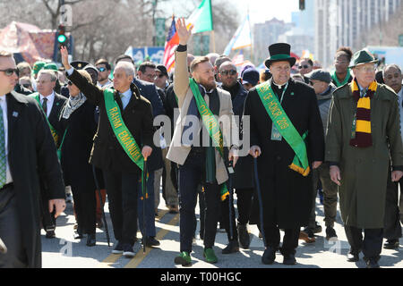 Irische Mixed Martial Artist Conor McGregor verbindet Bürgermeister von Chicargo Rahm Emanuel während des St. Patrick's Day Parade in Chicago. Stockfoto