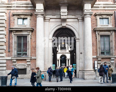 Mailand, Italien - Februar 24, 2019: Touristen auf der Straße Via Brera vor dem Eingang zum Palazzo Brera, Haus der Pinacoteca di Brera (Galerie Brera) Stockfoto