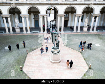 Mailand, Italien - 24. FEBRUAR 2019: oben Blick auf Touristen im Cortile d'onore Innenhof des Palazzo Brera, Haus der Pinacoteca di Brera (Brera Galler Stockfoto