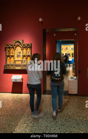 Mailand, Italien - 24. FEBRUAR 2019: Touristen in Räumen in der Pinacoteca di Brera (Galerie Brera) in Mailand. Der Brera ist nationaler Bildergalerie der Anci Stockfoto