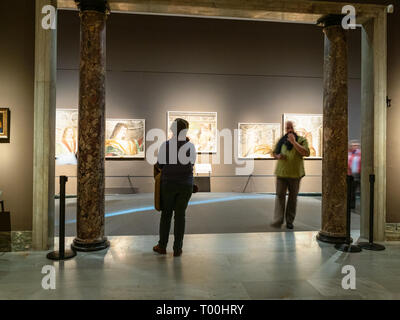 Mailand, Italien - 24. FEBRUAR 2019: Touristen zu Fuß im Zimmer in der Pinacoteca di Brera (Galerie Brera) in Mailand. Der Brera ist nationaler Bildergalerie Stockfoto