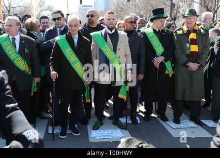 Irische Mixed Martial Artist Conor McGregor verbindet Bürgermeister von Chicargo Rahm Emanuel während des St. Patrick's Day Parade in Chicago. Stockfoto