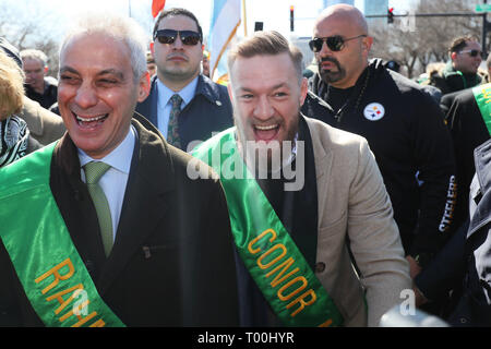 Übertragen die Korrektur von Rechtschreibfehlern McGREGOR irischen Mixed Martial Artist Conor McGregor (rechts) verbindet Bürgermeister von Chicago Rahm Emanuel während des St. Patrick's Day Parade in Chicago. Stockfoto