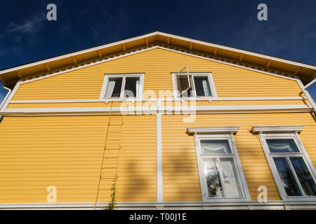 Weiß windows auf der Außenseite der Wand eines gelben zweistöckigen Haus, Porvoo, Finnland, Europa Stockfoto