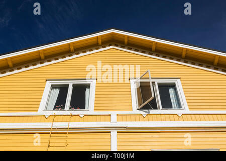 Weiß windows auf der Außenseite der Wand eines gelben zweistöckigen Haus, Porvoo, Finnland, Europa Stockfoto