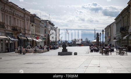 Slavonski Brod, Kroatien, März 2019 - ivane Brlić Mažuranić Square in der Innenstadt Fußgängerzone mit vielen Menschen sitzen im Café Bar Terrassen Stockfoto