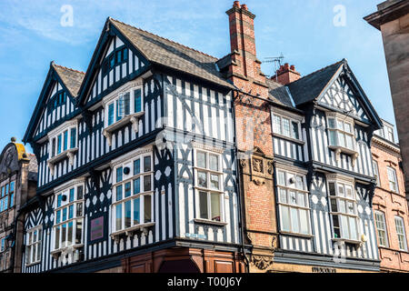 Chester, England - 23. Februar 2019: Architektur Details der altmodischen Suche Häuser und Wohnungen. Stockfoto