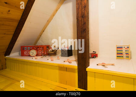 Vintage collectibles auf erhöhten Plattform in Zimmer im Dachgeschoss mit Gelb lackiert pinewood Dielen innerhalb eines alten ca. 1760 Canadiana fieldstone Home Stockfoto