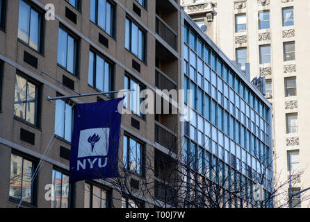 New York University Gebäude in Greenwich Village mit Flagge auf erweiterten Fahnenmast. New York City. März 2018 Stockfoto