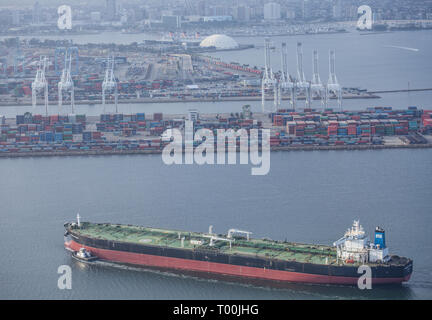 Luftaufnahme der Hafen von LA in Long Beach, Kalifornien. Hafen von Los Angeles ist eine der größten Wasser Transportsysteme in der Welt. Stockfoto