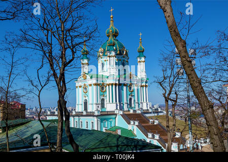 Schöne barocke St.-Andreas Kirche oder der St.-Andreas-Kathedrale wurde in Kiew von 1747 bis 1754 erbaut und vom kaiserlichen Architekten B Stockfoto