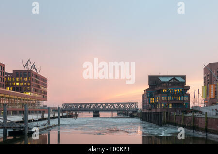 Hamburg, Deutschland - März 04, 2014: Blick von Busan Brücke in der Hafencity Hamburg an der Elbe, jetty Maritime Museum und die Magdeburger Brücke im Selbst Stockfoto