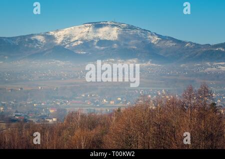 Winterlandschaft. Blick auf einen wunderschönen Schnee - Big Mountain abgedeckt. Stockfoto
