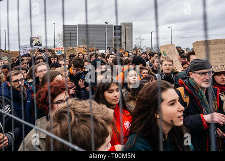 Straßburg, Frankreich - Mar 15, 2019: Blick durch den Sicherheitszaun von Demonstranten in der Nähe des Europäischen Parlaments während der Demonstrationen gegen den Klimawandel globale Bewegung Freitags für die Zukunft Stockfoto