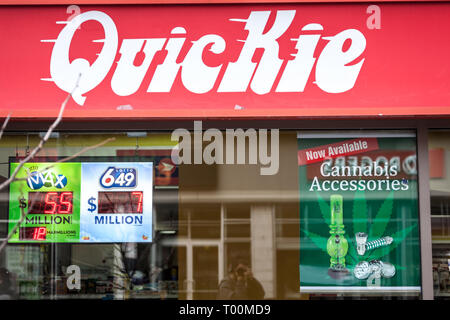 OTTAWA, Kanada - 12. NOVEMBER 2018: Quickie Logo vor ihrem Laden in der Innenstadt von Ottawa, Ontario. Quickie ist eine Kette von Lebensmittelläden verteilt Stockfoto