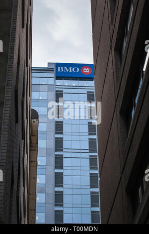 OTTAWA, Kanada - 3. NOVEMBER 2018: Bank von Montreal logo, bekannt als BMO, vor ihrer Hauptniederlassung für Ontario. Genannt sowie die Banque de Montreal, Stockfoto