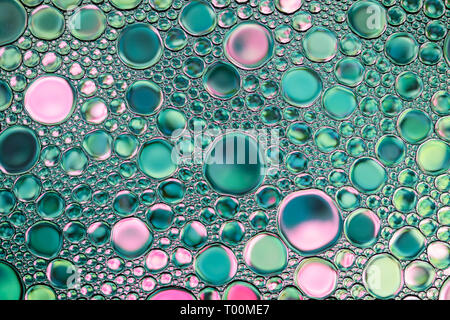 Schönen Hintergrund in Grün und Rosa Wasser tropfen. Natürliche Kulisse. Stockfoto