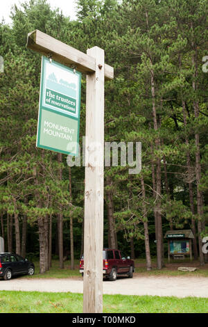 Kein Parkplatz Schild mit Berg Hintergründe Stockfoto, Bild Schilthorn Verbot Stilettos High Heels Wegweiser Schuhe