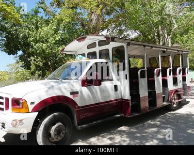 ST. THOMAS, USVI - MÄRZ 2017: ein Taxi, das ist eine öffentliche Verkehrsmittel in St. Thomas, US Virgin Islands wartet auf Passagiere des Magens Bay. Stockfoto