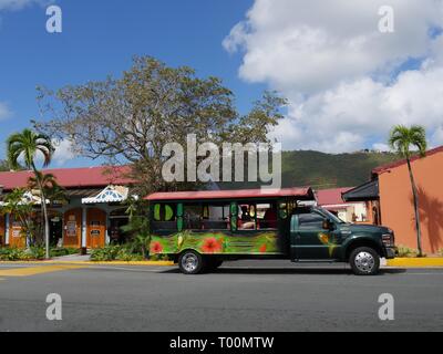 ST. THOMAS, USVI - MÄRZ 2017: Bunte öffnen Taxi, öffentliche Verkehrsmittel in St. Thomas, US Virgin Islands. Stockfoto