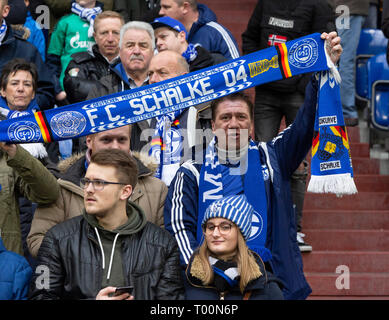 Sport, Fußball, Bundesliga, 2018/2019, FC Schalke 04 vs RB Leipzig 0-1, Veltins Arena Gelsenkirchen, Fußball Fans von Schalke einen Club Schal, DFL VERORDNUNGEN ODER ZU VERBIETEN DIE VERWENDUNG VON Fotografien als BILDSEQUENZEN UND/ODER QUASI-VIDEO Stockfoto