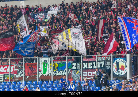 Sport, Fußball, Bundesliga, 2018/2019, FC Schalke 04 vs RB Leipzig 0-1, Veltins Arena Gelsenkirchen, Fußball Fans von RB Leipzig, DFL-Bestimmungen verbieten die Verwendung von Fotografien als BILDSEQUENZEN UND/ODER QUASI-VIDEO Stockfoto