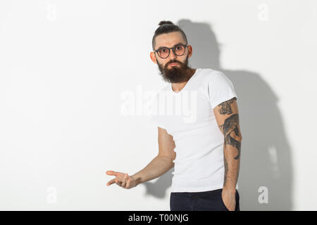 Hipster, Personen Konzept - Tätowiert bärtiger Mann im weißen Hemd auf weißem Hintergrund Stockfoto