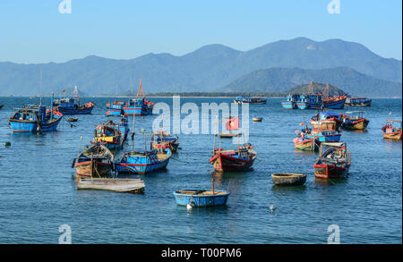 Nha Trang, Vietnam - Mar 20, 2016. Holz- Boote in der Bucht von Nha Trang, Vietnam. Nha Trang ist eine Küstenstadt, an der südlichen Küste von Vietnam. Stockfoto