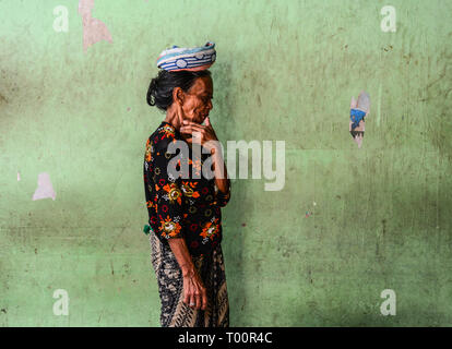Bali, Indonesien - Apr 21, 2016. Porträt von einem Anbieter am zentralen Markt in Bali, Indonesien. Stockfoto