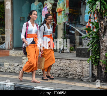 Bali, Indonesien - Apr 21, 2016. Junge Frauen gehen auf die Straße in Bali, Indonesien. Stockfoto