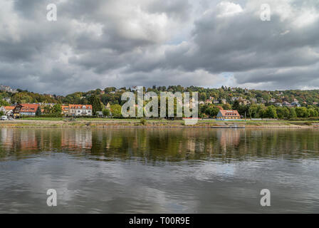 Dresden - Blick auf die Elbe in Dresden-Loschwitz, mit Blick auf die Seilbahn Dresden, eine fahrerlose Standseilbahn, Sachsen, Deutschland, Dresde Stockfoto