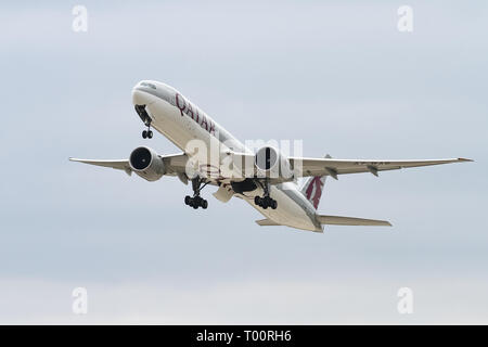 ISTANBUL, Türkei - 30. SEPTEMBER 2018: Qatar Airways Boeing 777-3 DZER (CN 36104) zieht aus Istanbul Ataturk Flughafen. Qatar Airways hat 220 Flotte Stockfoto