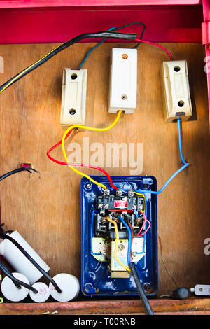 Elektrische Leitungen, Sicherungen und Kabel zum Motor Starter befestigt. Stockfoto
