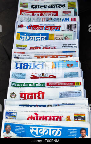 Verschiedene Zeitungen für den Verkauf auf der Straße, Maharashtra, Indien. Stockfoto