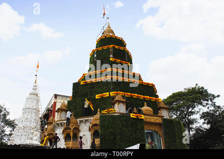 Leute dekorieren Dagdusheth Halwai Ganpati Mandir, Pune, Maharashtra, Indien. Stockfoto