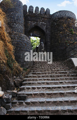 PUNE, MAHARASHTRA, Januar 2019, Touristische am Eingangstor und Schritte der Sinhagad Fort Stockfoto