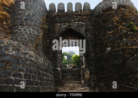 PUNE, MAHARASHTRA, Januar 2019, Touristische am Eingangstor und Schritte der Sinhagad Fort Stockfoto