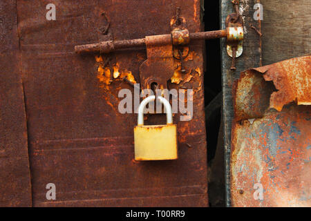 Nahaufnahme des verrostete Tür mit Schloss Stockfoto