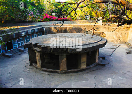 PUNE, MAHARASHTRA, Januar 2019, Anhänger an Pataleshwar Tempel Kuppel Stockfoto