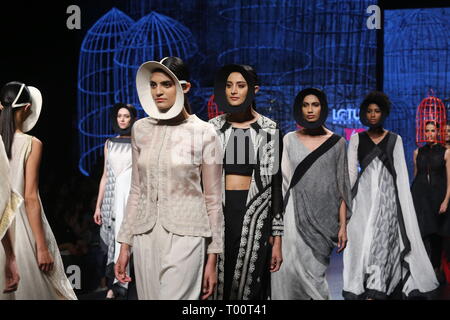 New Delhi, Indien. 15 Mär, 2019. Modell Spaziergang auf der Rampe und präsentiert die neue Kollektion von Designer Pankaj & Nidhi während der India Fashion Week 2019. Credit: Jyoti Kapoor/Pacific Press/Alamy leben Nachrichten Stockfoto