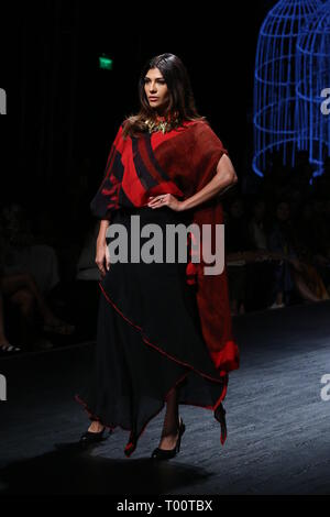 New Delhi, Indien. 15 Mär, 2019. Modell Spaziergang auf der Rampe und präsentiert die neue Kollektion von Designer Pankaj & Nidhi während der India Fashion Week 2019. Credit: Jyoti Kapoor/Pacific Press/Alamy leben Nachrichten Stockfoto