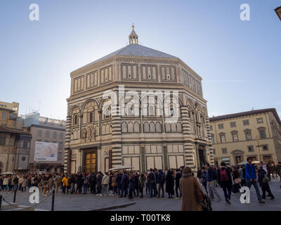 14.-16. Februar 2019 Touristen stehen in den langen Linien zu den interessantesten Denkmälern zugreifen Stockfoto