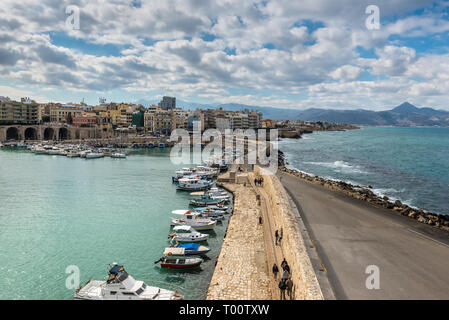 Heraklion, Kreta, Griechenland - 2 November, 2017: Blick auf den Hafen von Heraklion die alte venezianische Festung Koules, Kreta, Griechenland. Stockfoto
