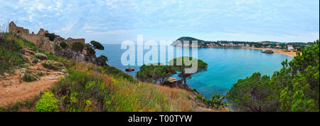 La Fosca Strand Sommer am frühen Morgen Landschaft mit Burgruine (Malgrat de Mar), Palamos, Girona, Costa Brava, Spanien. Stockfoto