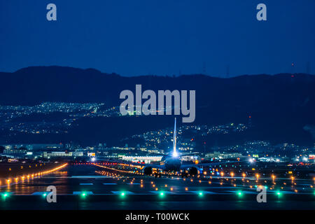 OSAKA, Japan - JAN. 4, 2019: ANA Boeing 737, die vom Internationalen Flughafen Itami in Osaka, Japan in der Abenddämmerung. Stockfoto