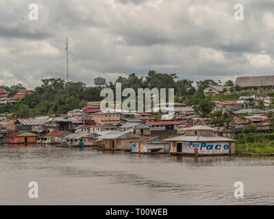 Pebas, Peru - Dezember 04, 2018: Blick auf Dorf am Ufer des Amazonas. Südamerika. Stockfoto