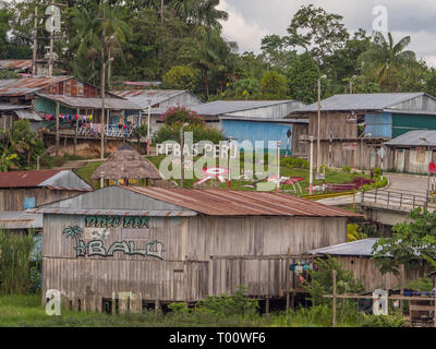 Pebas, Peru - Dezember 04, 2018: Blick auf Dorf am Ufer des Amazonas. Südamerika. Stockfoto