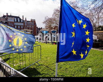 College Green, Westminster, London, Großbritannien. 14. März 2019. Medien auf der Grünen während der Leitung stationiert - bis zu der Abstimmung über eine Verzögerung zu Brexit Stockfoto