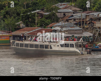 Pebas, Peru - Dezember 04, 2018: Speed Boot in das Dorf kommen, am Ufer des Amazonas. Südamerika. Stockfoto